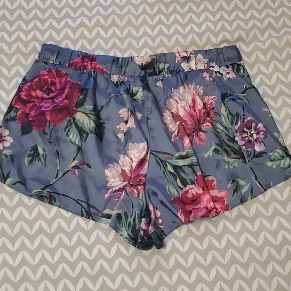 VS Shorts - Picture 2 of 7